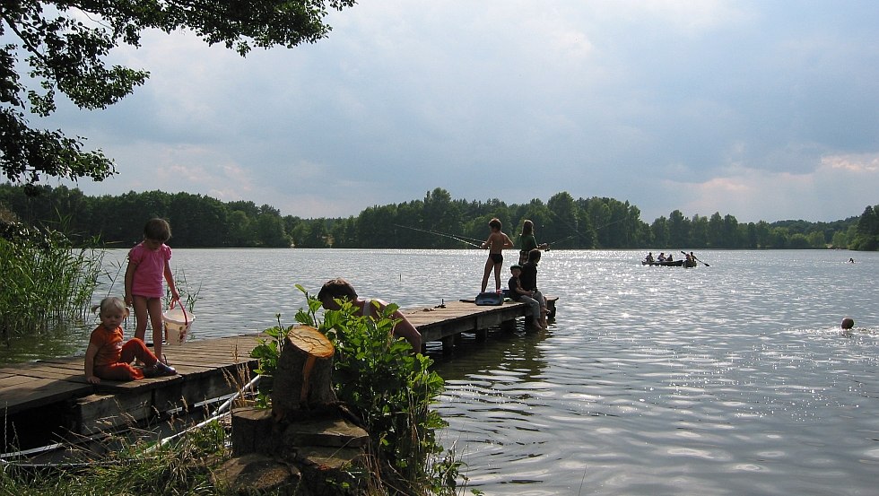 Angelnde Kinder am Steg des Hexenwäldchens am Jamelsee, © Hexenwäldchen