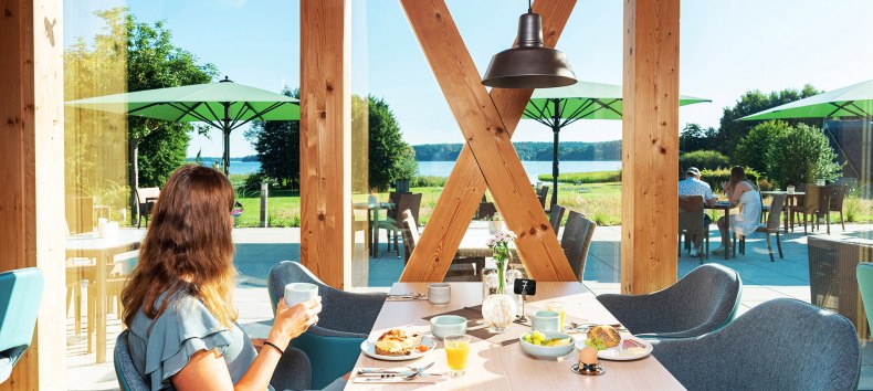 Seeblick Restaurant Bootshaus im BEECH Resort Plauer See, © BEECH Resort Plauer See