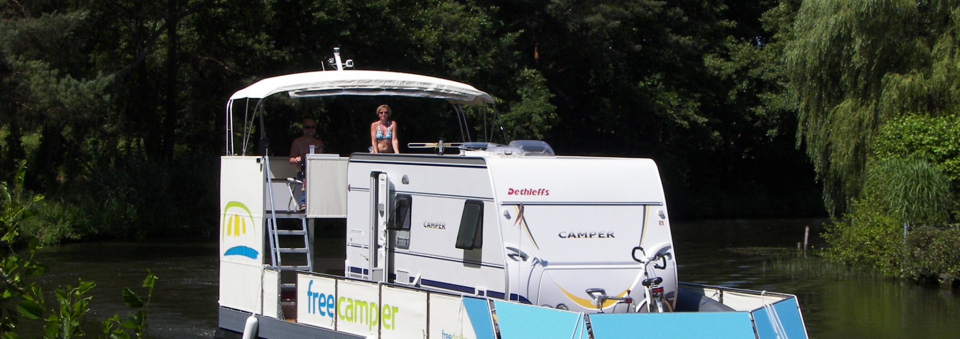 Ein freecamper mit Wohnwagen schlängelt sich durch das Wassergebiet der Mecklenburgischen Seenplatte., © freecamper