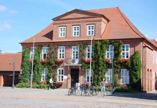 Das heutige Rathaus war ursprünglich eine Carton-Fabrique und das Gerichtshaus., © Gabriele Skorupski