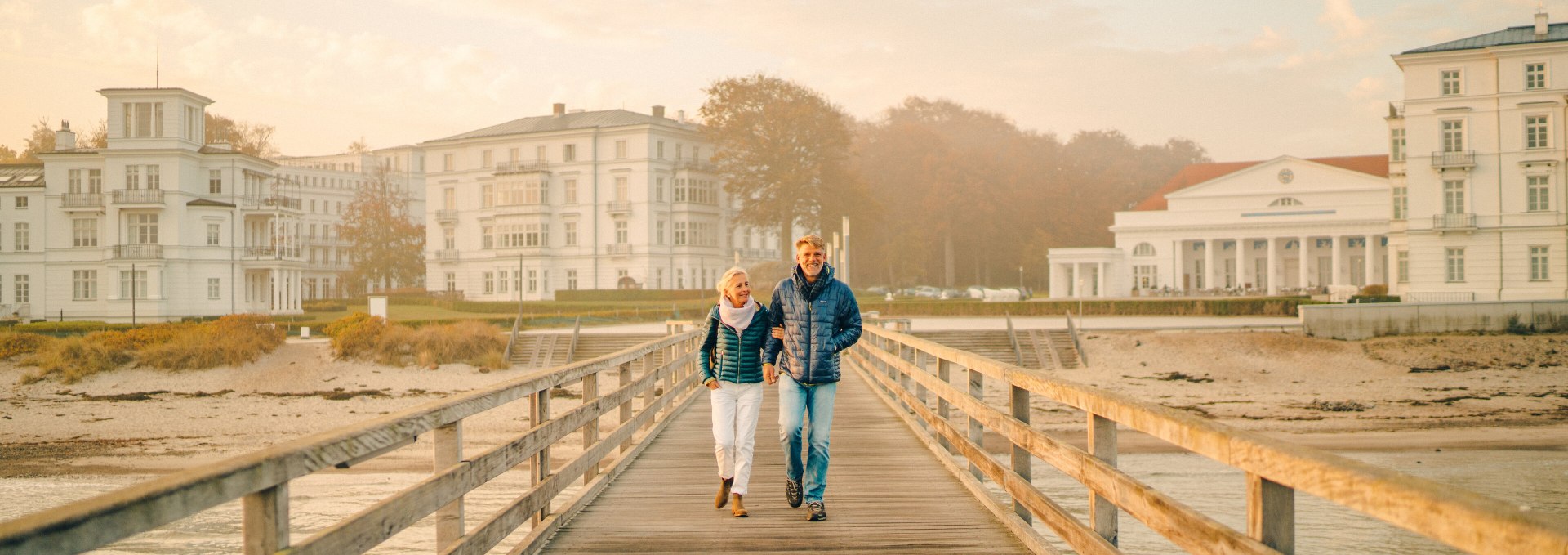 1793 gründete Friedrich Franz I. das erste deutsche Seebad: Heiligendamm. Heute ziehen die weißen Bädervillen und das Grand Hotel Heiligendamm jährlich tausende Besucher in ihren Bann. Von der Seebrücke aus hat man den besten Blick auf das klassizistische Ensemble.