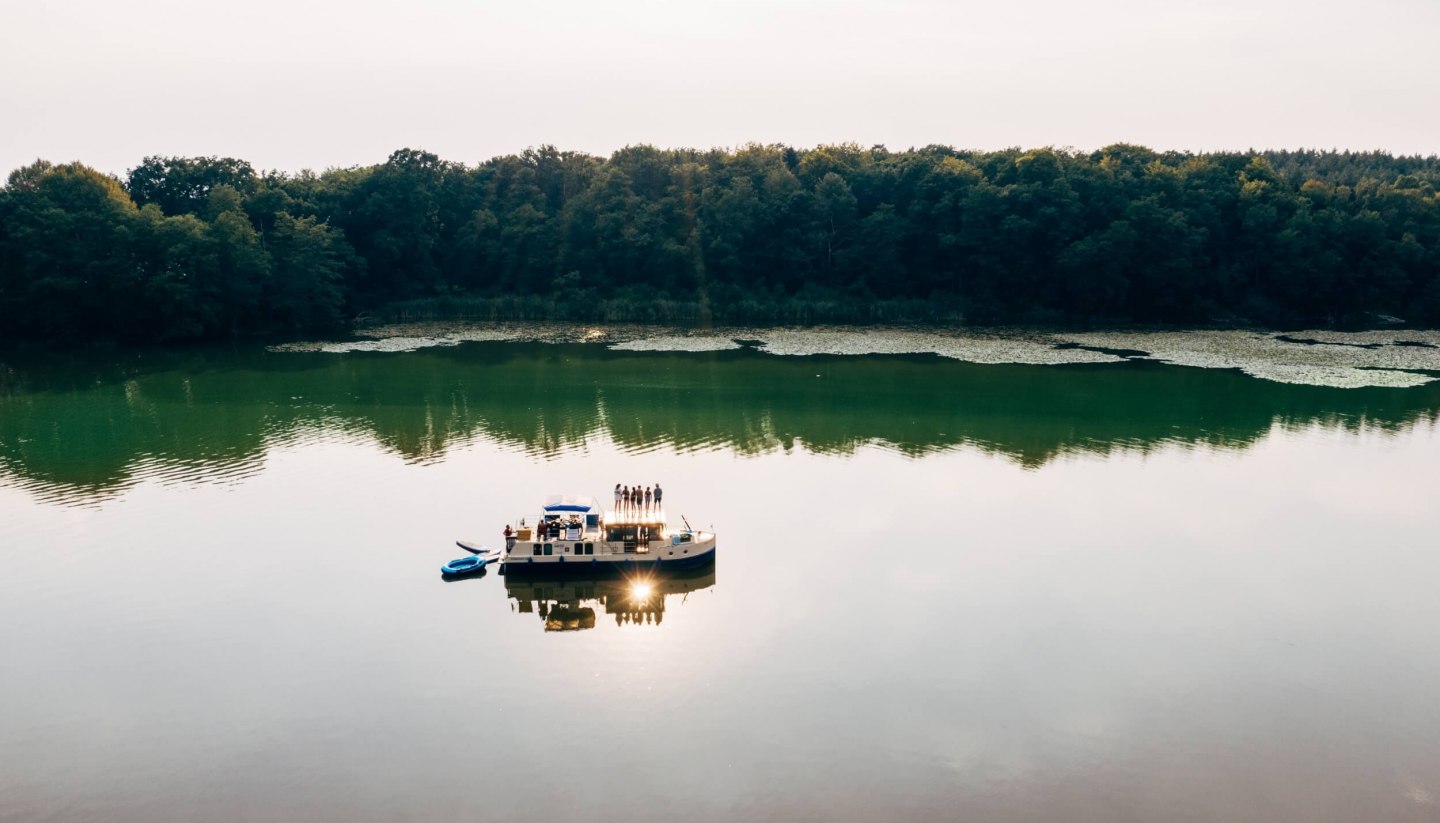 In der Stille liegt das Glück. Eine Hausbootfahrt in der Mecklenburgischen Seenplatte ist die schönste kleine Alltagsflucht., © TMV/Gänsicke