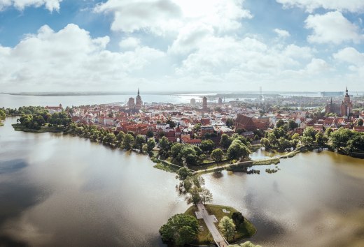 Die Altstadt von Stralsund gehört zum UNESCO-Welterbe. Doch wie fühlt sich das Leben inmitten von so viel Historie an? In der Heilgeiststraße ziemlich gut!, © TMV/Gänsicke