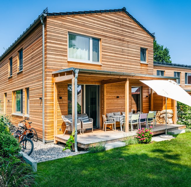 Natürlich aus Holz! Für die Geraschs nicht nur ein nachhaltiger Baustoff für ihre Ferienhäuser auf Usedom, sondern auch Inbegriff von Feriengefühl., © TMV/Tiemann