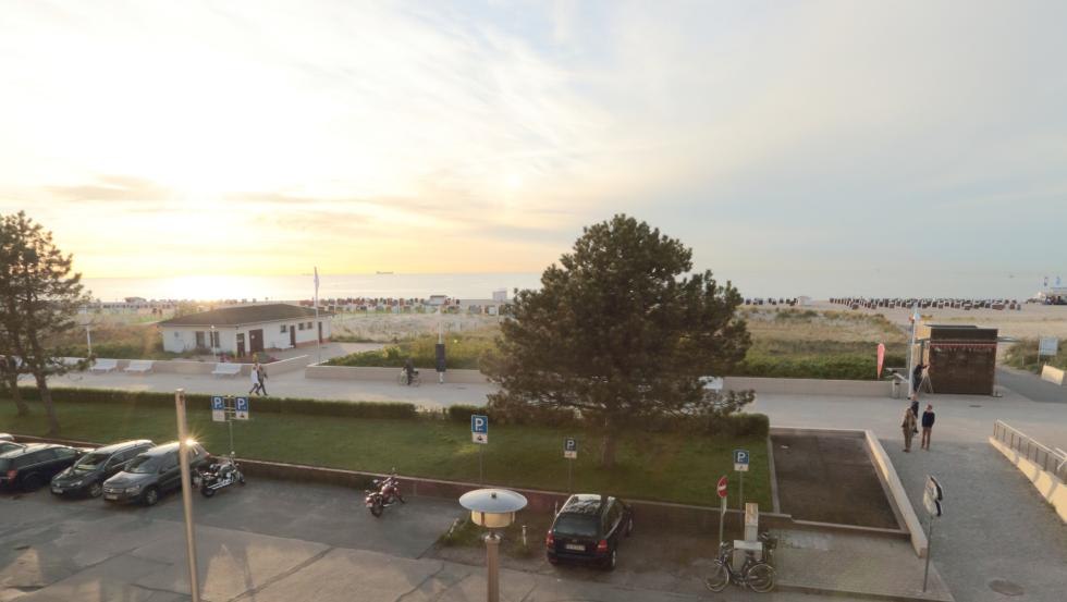 Blick vom Balkon der Ferienwohnung auf den Sonnenuntergang am Ostseehorizont, © Birget Voigt