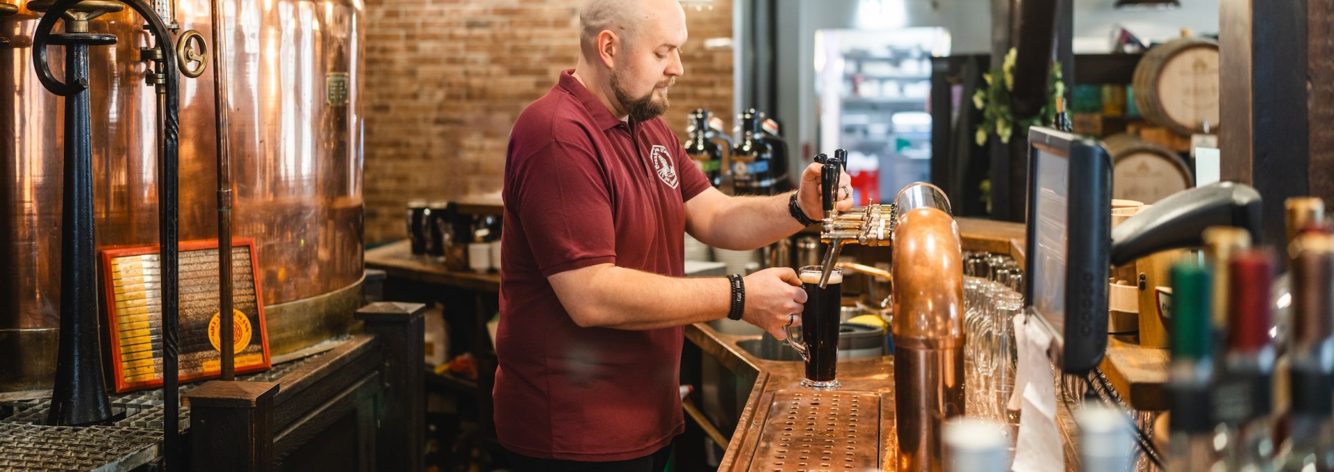 Mitarbeiter Micha zapft eine frische Wismarer Mumme. Das Brauhaus am Lohberg öffnet seine Türen zum Mittagstisch., © TMV/Gross