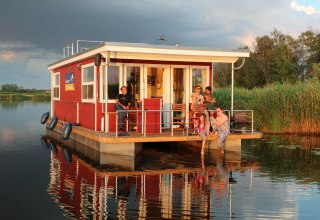 Urlaubsgenuss vom Feinsten bieten die komfortablen Hausboote von Abenteuer Flusslandschaft, die mit Solarzellen, Bugstrahlruder und Heizung ausgestattet sind., © Abenteuer Flusslandschaft