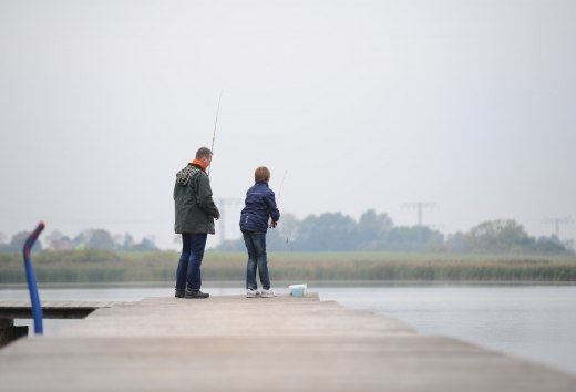 Vater und Sohn angeln gemeinsam am Eixener See im Landkreis Vorpommern-Rügen., © TMV/Foto@Andreas-Duerst.de