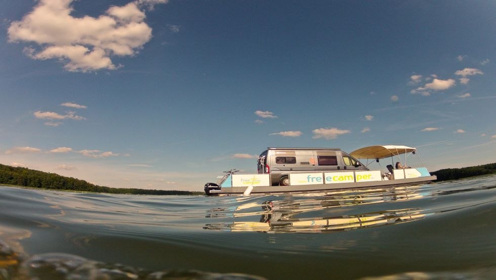 Schwimmender Reisemobil-Stellplatz aus der Froschperspektive, © freecamper