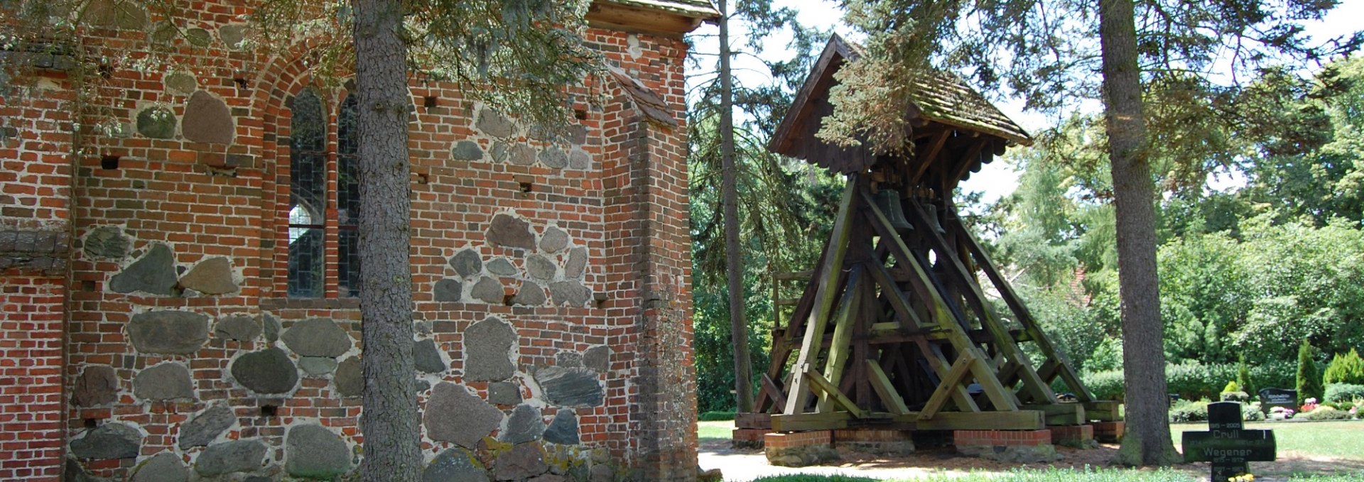 Der Glockenturm der Kirche in Garwitz, © Foto: Karl-Georg Haustein