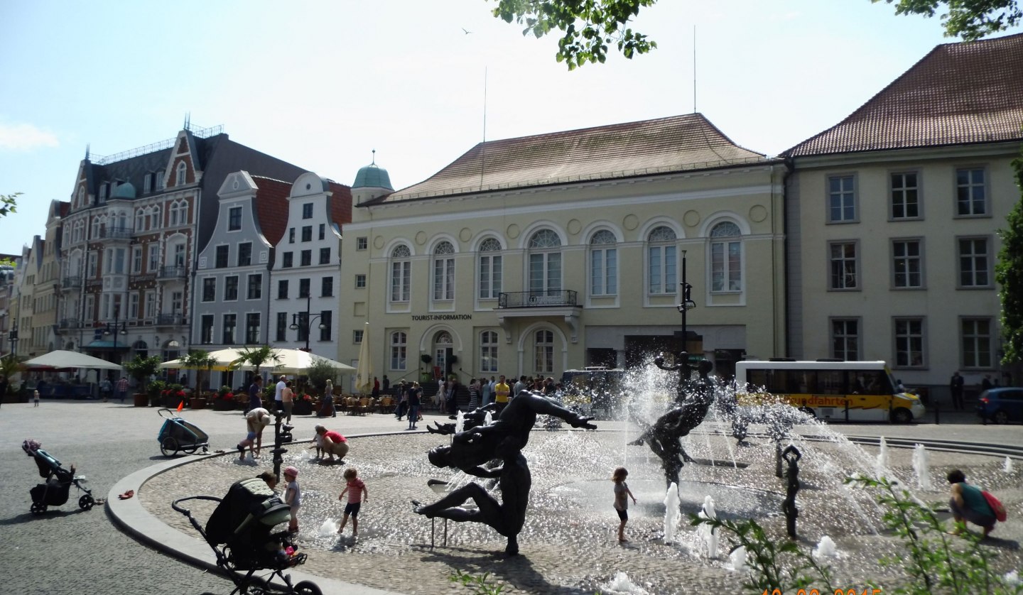 Hier gehts los am wunderschönen Brunnen der Lebensfreude, © © SF