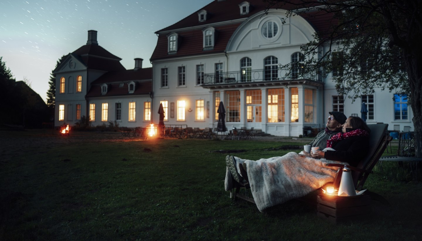 Warme Decken, ein Glas Wein und Millionen von Sterne - so geht Romantik auf Schloss Vietgest, © TMV/Petermann