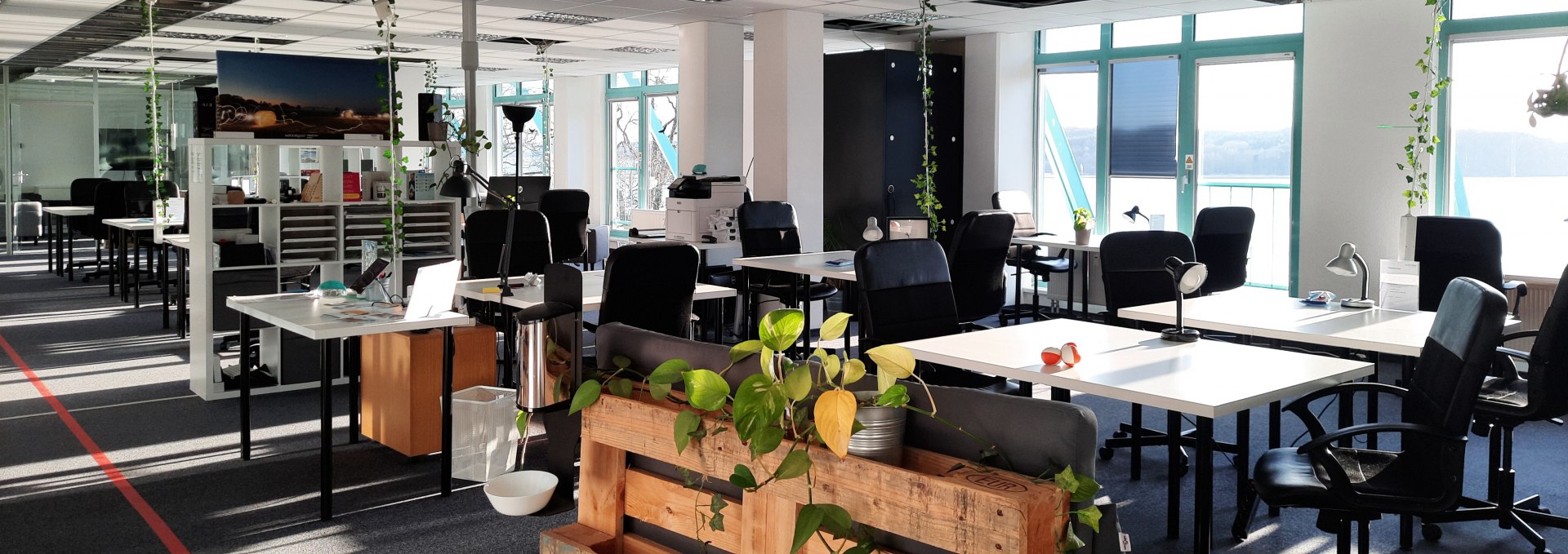 Moderner Co-Working-Bereich mit hellen, offenen Räumen und großen Fenstern für eine produktive Arbeitsatmosphäre., © Project Bay