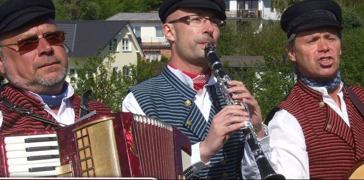 Livemusik mit "De Mönchguter Fischköpp", © sybille.fux@ueckeritz.de