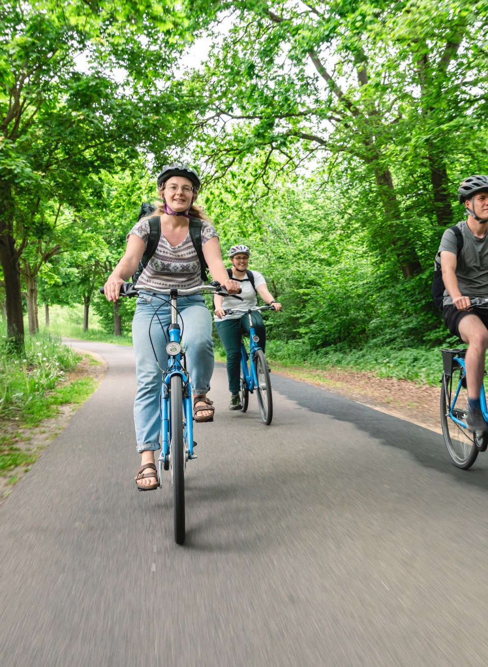 In die Pedale und los: Die letzte Etappe der drei Freunde führt per Rad nach Groß Raden. Unterwegs flattert eine Eule geräuschlos über den Weg. , © TMV/Gross