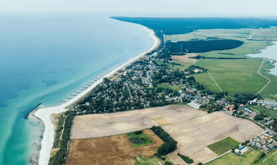 Die Halbinsel Fischland-Darß-Zingst aus der Luft und der Ostseestrand bei Ahrenshoop mit Blick auf den Weststrand am Horizont.