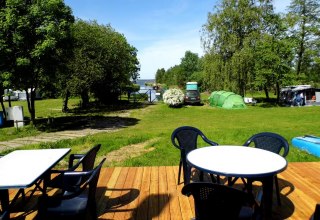 Mit Blick auf den Stichkanal lässt sich’s gut sein auf der Terrasse, © Naturcampingplatz Lassan