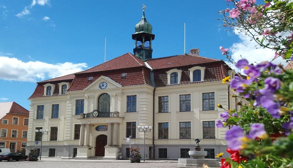 Rathaus mit Hechtbrunnen in Teterow, © Jana Koch