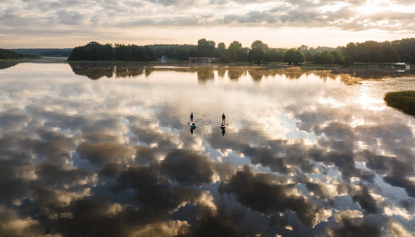 Morgendlicher Nebel über dem Granzower Möschen: Die Mecklenburgische Seenplatte im Spätsommer ist der perfekte Ort zum Krafttanken – zum Beispiel beim Wasserwandern mit dem SUP. , © TMV/Gross