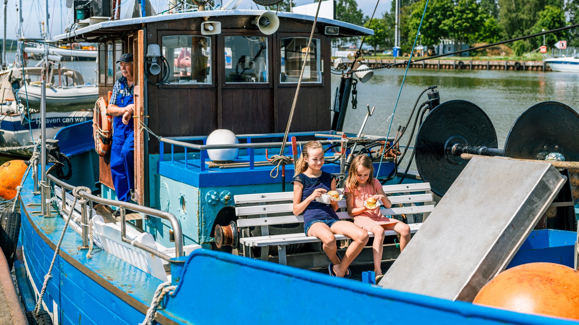 Leckere Fischbrötchen im Hafen von Karlshagen. Und den besten Platz direkt auf dem Kutter., © TMV/Tiemann