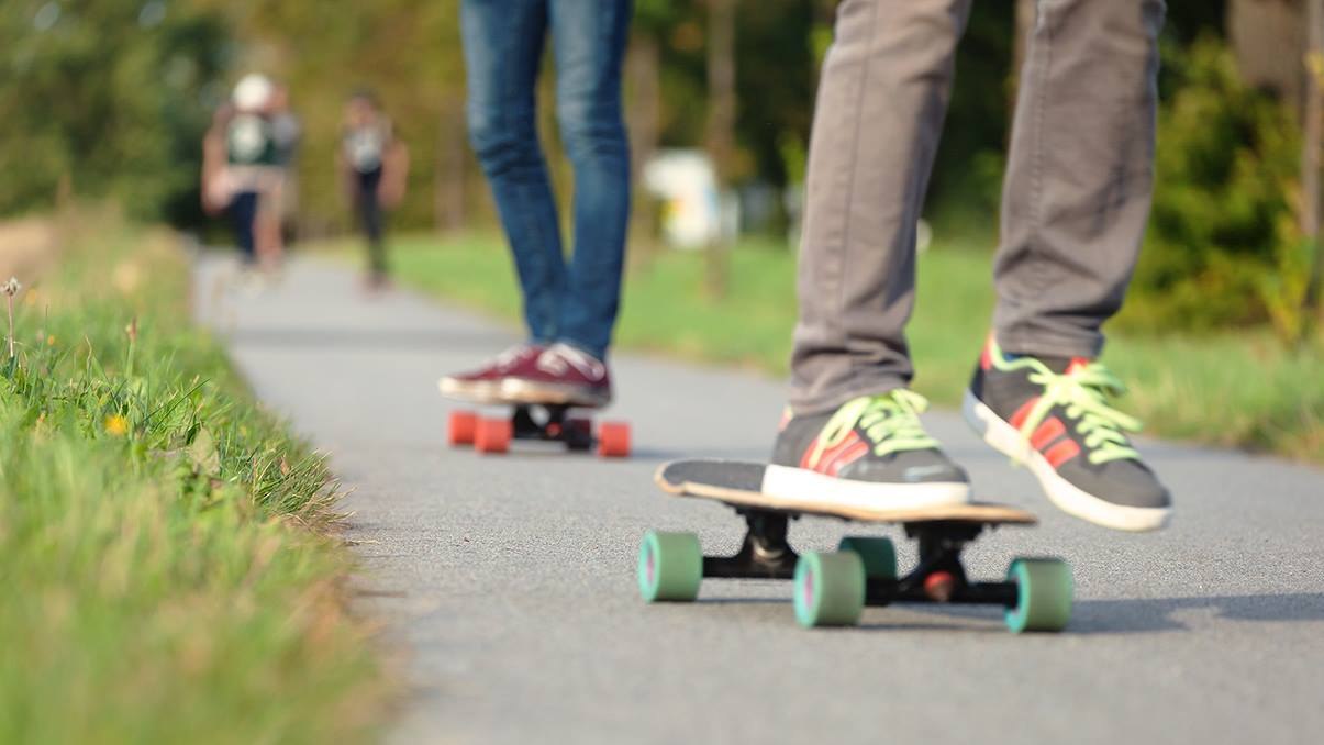 HW-Shapes bietet zur Saison Einheimischen und Touristen aller Generationen ein buntes Veranstaltungsprogramm: Den ganzen Sommer finden wöchentliche Veranstaltungen statt, die meist am Surfshop in der Warnemünder Friedrich-Franz-Straße 21 starten. Dienstag früh können Interessierte einen Yoga & SUP Kurs am Strand belegen, während die Dienstagabende ganz unter dem Motto „Skim Jam“ stehen. Mittwochs laden die Jungs und Mädels zur gemeinsamen Longboard-Rollrunde, Donnerstags zu betreuten SUP Touren auf der Ostsee, dem alten Strom oder der Warnow. Genau wie der „Skim Jam“ sind beide Veranstaltungen kostenlos. Einmal im Monat gibt es sogar eine Rollrunde nur für Mädchen. Und auch der Freitag bleibt nicht unbespaßt: Hier wartet einmal im Monat die Veranstaltung „meat on the street“, welche mit Bratwurst und Fahrradkino gesellige Rostocker und Urlauber zum Surfshop lockt., © © Matthias Marx | HW-Shapes