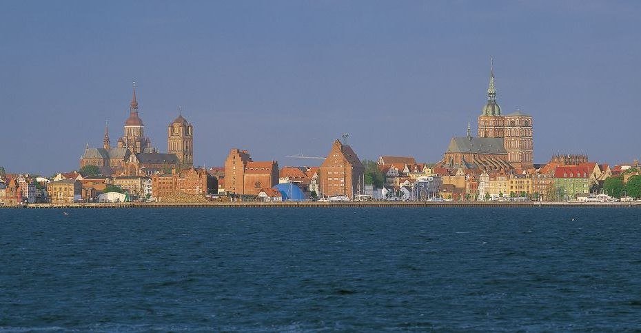 Stolz wachen die Backsteinriesen St. Nikolai, St. Marien und St. Jakobi über Stralsund, © TMV/Grundner