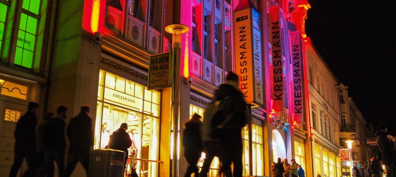 Während des Lichterbummels shoppt es sich in Schwerin besonders schön. Viele Geschäfte sind farbenfroh beleuchtet., © Landeshauptstadt Schwerin/Ulrike Auge