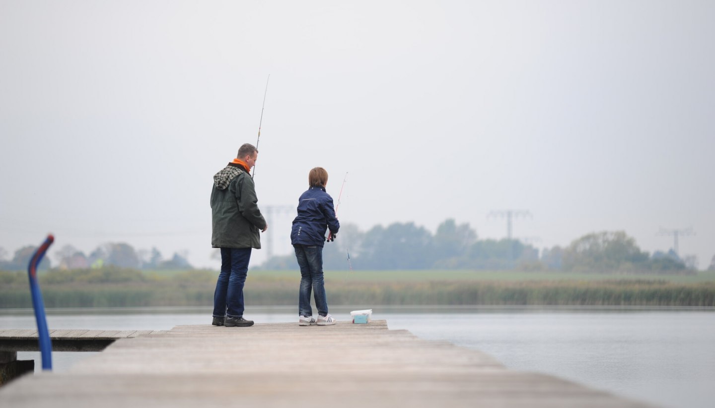 Vater und Sohn angeln gemeinsam am Eixener See im Landkreis Vorpommern-Rügen., © TMV/Foto@Andreas-Duerst.de