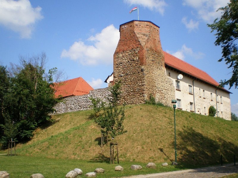 Burganlage mit Fangelturm, © Mecklenburgische Kleinseenplatte Touristik GmbH