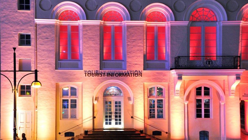 Die angeleuchtete Tourist-Information im Rostocker Stadtzentrum, © Joachim Kloock