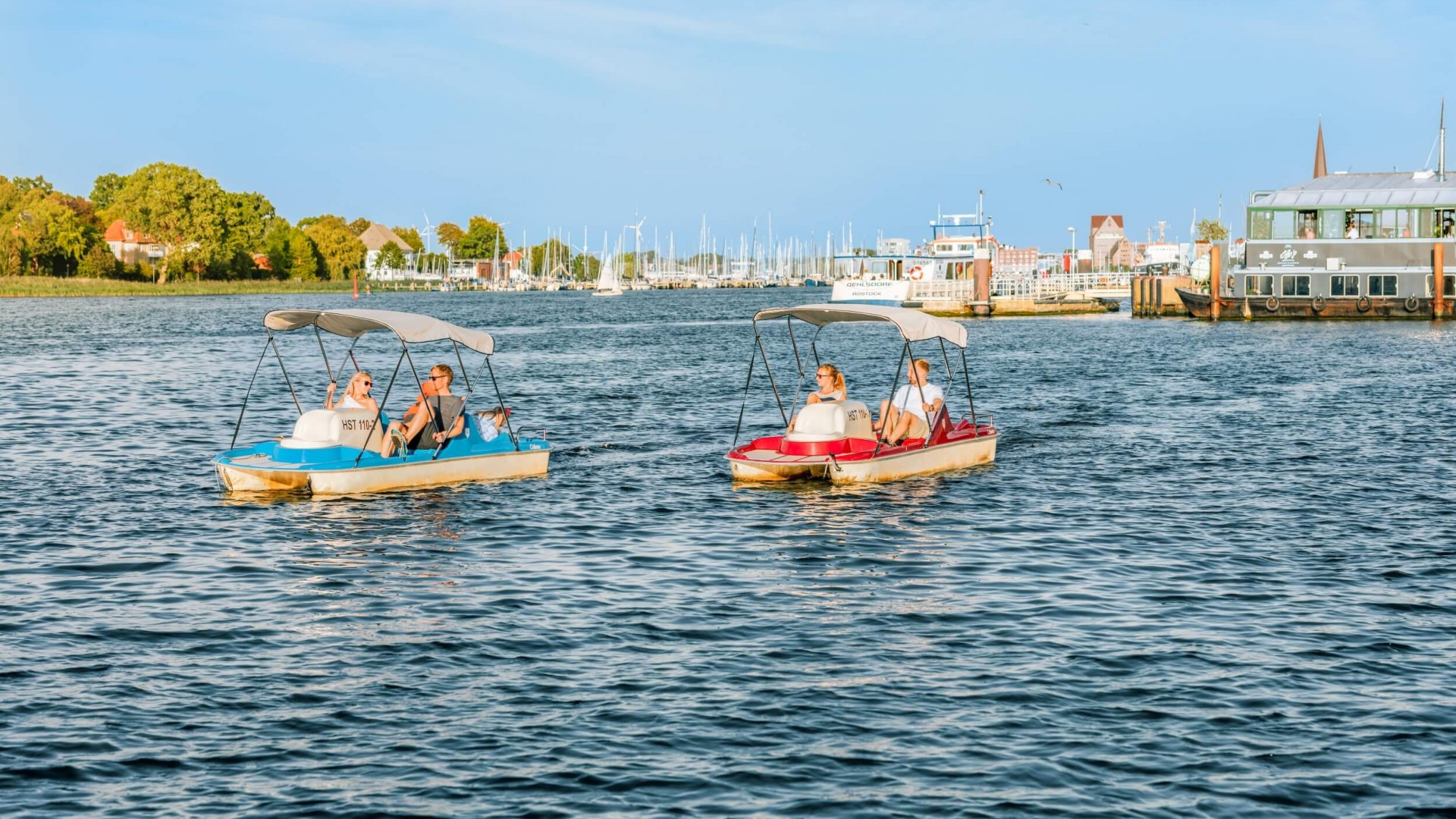 Auf Wunsch packt das Rostocker Restaurantschiff „Otto’s“ auch gleich einen Picknickkorb mit ins Boot, © TMV/Tiemann