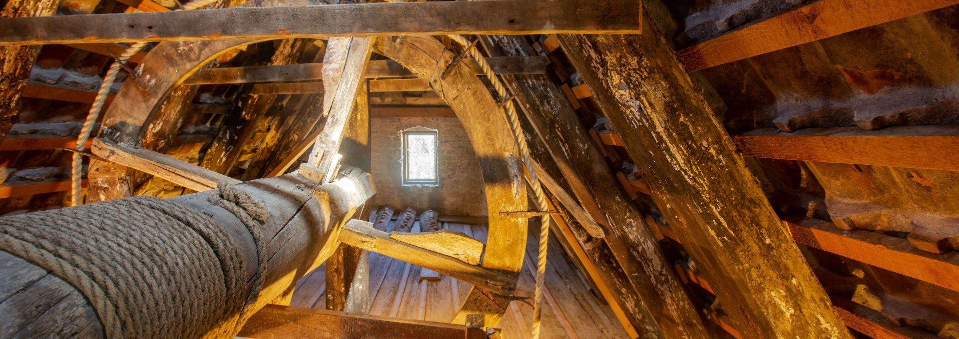 Das original erhaltene hölzerne Lastenrad unter dem Dach des 700 Jahre alten Museumshaus in Stralsund, © STRALSUND MUSEUM