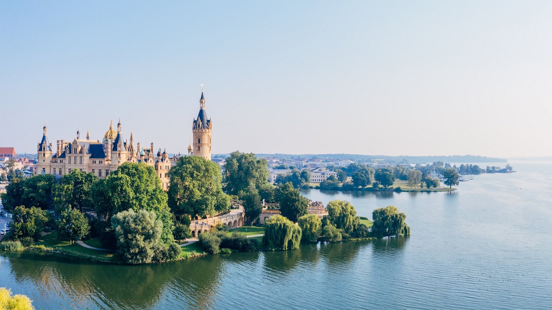 Das Schweriner Schloss liegt auf einer Insel im Schweriner See, © TMV/Gänsicke