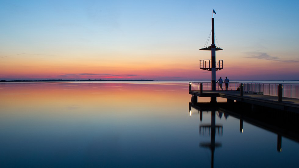 Sonnenuntergang an der Seebrücke im Ferienpark Müritz – ein Traum-Panorama., © Ferienpark Mirow GmbH