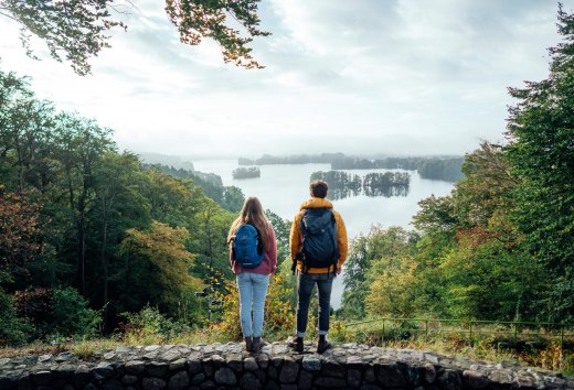 Wandern auf dem Naturparkweg am Aussichtspunkt Reiherberg