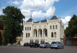 Das Wittenburger Rathaus erinnert eher an ein Märchenschloss als an einen Verwaltungssitz., © Gabriele Skorupski