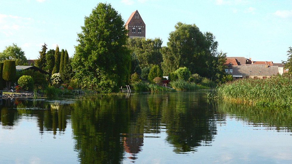 Die Kirche St. Marien in Parchim - Anfahrt von der Elde aus gesehen, © Tourismusverband Mecklenburg-Schwerin