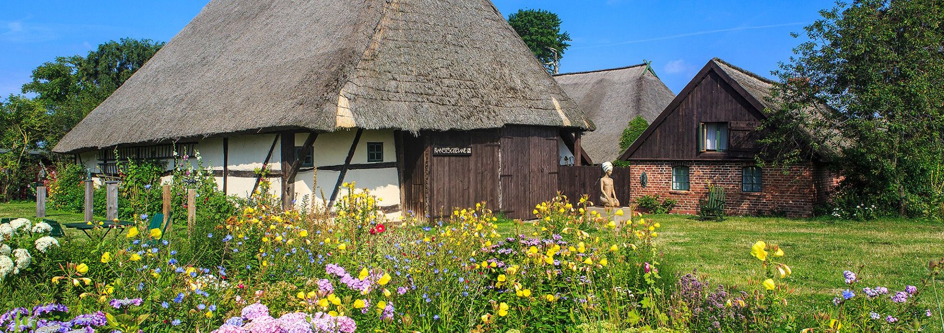 Malerisch gelegen sind die denkmalgeschützten Ensembles altehrwürdiger Bauerngehöfte im Ortsteil Barnstorf, © Voigt & Kranz UG