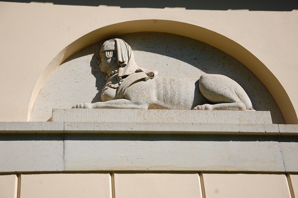 Sphinxfigur im Giebel, © Gabriele Skorupski