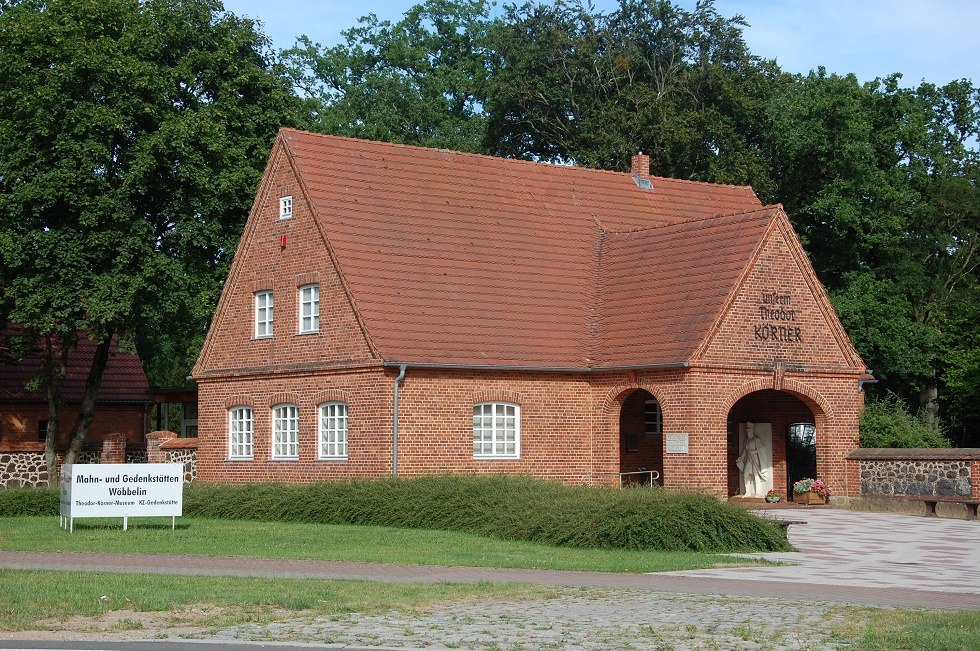 Im Eingangsbereich des Backsteingebäude steht ein Körner-Relief., © Gabriele Skorupski