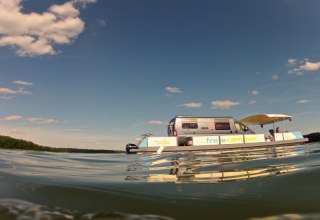 Schwimmender Reisemobil-Stellplatz aus der Froschperspektive, © freecamper