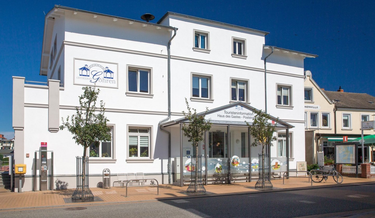 Außenansicht der Tourist-Information im Haus des Gastes im Ostseebad Göhren, © KV Göhren/Stoever