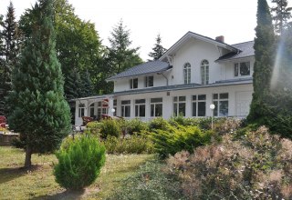 Hotel Weißes Schloß Heringsdorf - Außenansicht Terasse, © TMV/Fischer