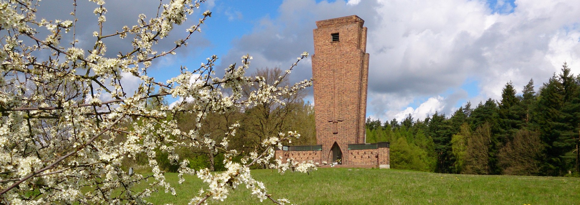 Ehrenmal Teterow im Frühling, © Jana Koch