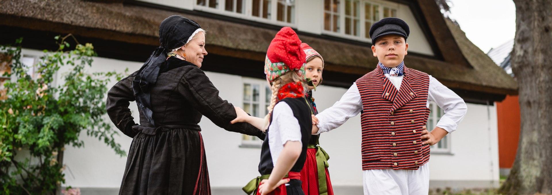 Ina Stöckmann (links) beim Tanz mit einigen Jungen und Mädchen von der Kindertrachtengruppe in Göhren, © TMV/Gross
