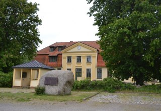 Frontalansicht des Gutshauses mit Gedenkstein für den Komponisten Friedrich von Flotow., © Lutz Werner