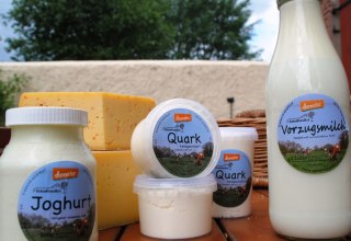 Hofeigene Produkte: Joghurt, Quark, Vorzugsmilch, Brot und Brötchen aus dem Holzofen, © Cafè 7