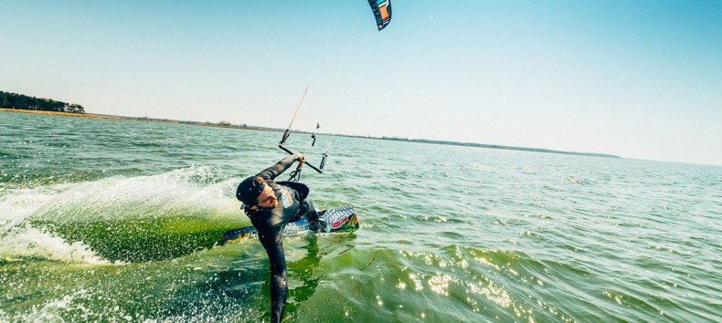 Kitesurfer im Saaler Bodden bei Sonnenschein, © Supremesurf/Dan Petermann