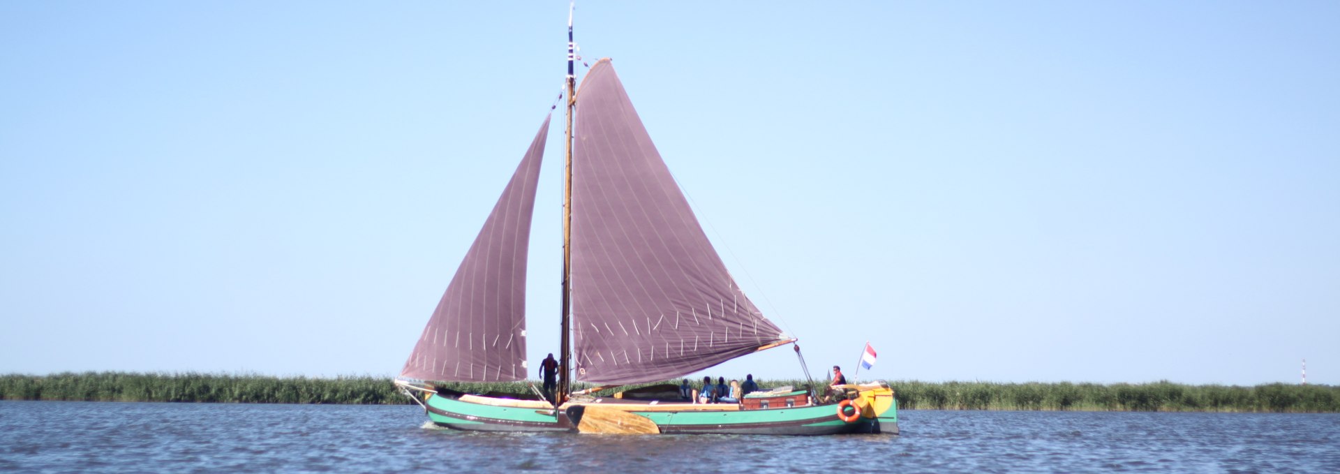 Die Gäste sonnen sich an Deck und lauschen dem Wind, © @Twee Gebroeders