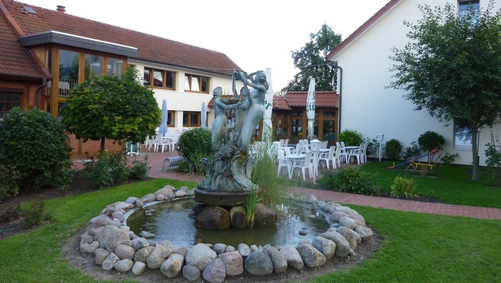 Restaurant und Springbrunnen, © Feriendorf an der Ostsee/Bley